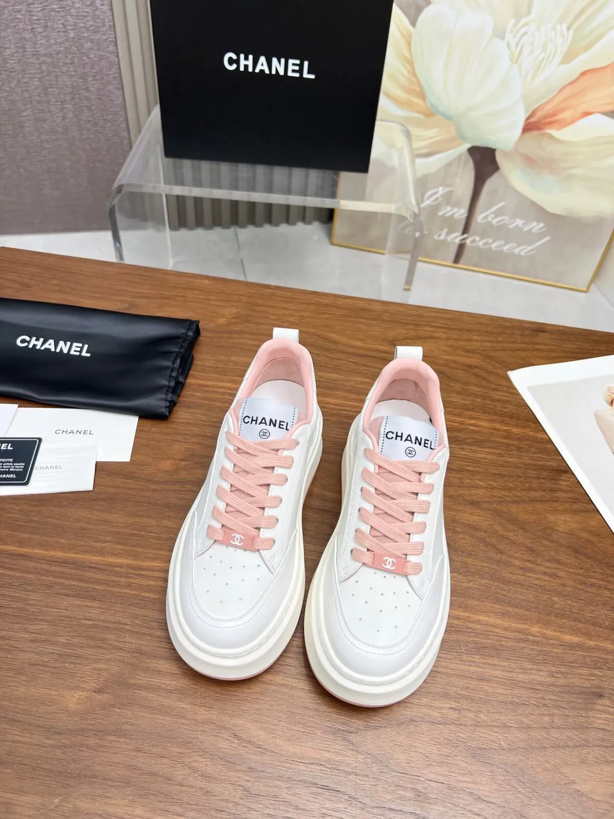 👟👟Ex-factory price 460👟👟 New Chanel panda color white shoes, currently super popular thick-soled shape, very versatile, long and slim legs, super comfortable on the feet, elongating the entire body proportion [strong] Fabric: imported first-layer cowhide🐂 Lining: sheepskin Foot pads: cowhide Code number: 34 to 41 (34 and 41 need to be customized) Packaging: with card, cloth bag Color: black, white, pink